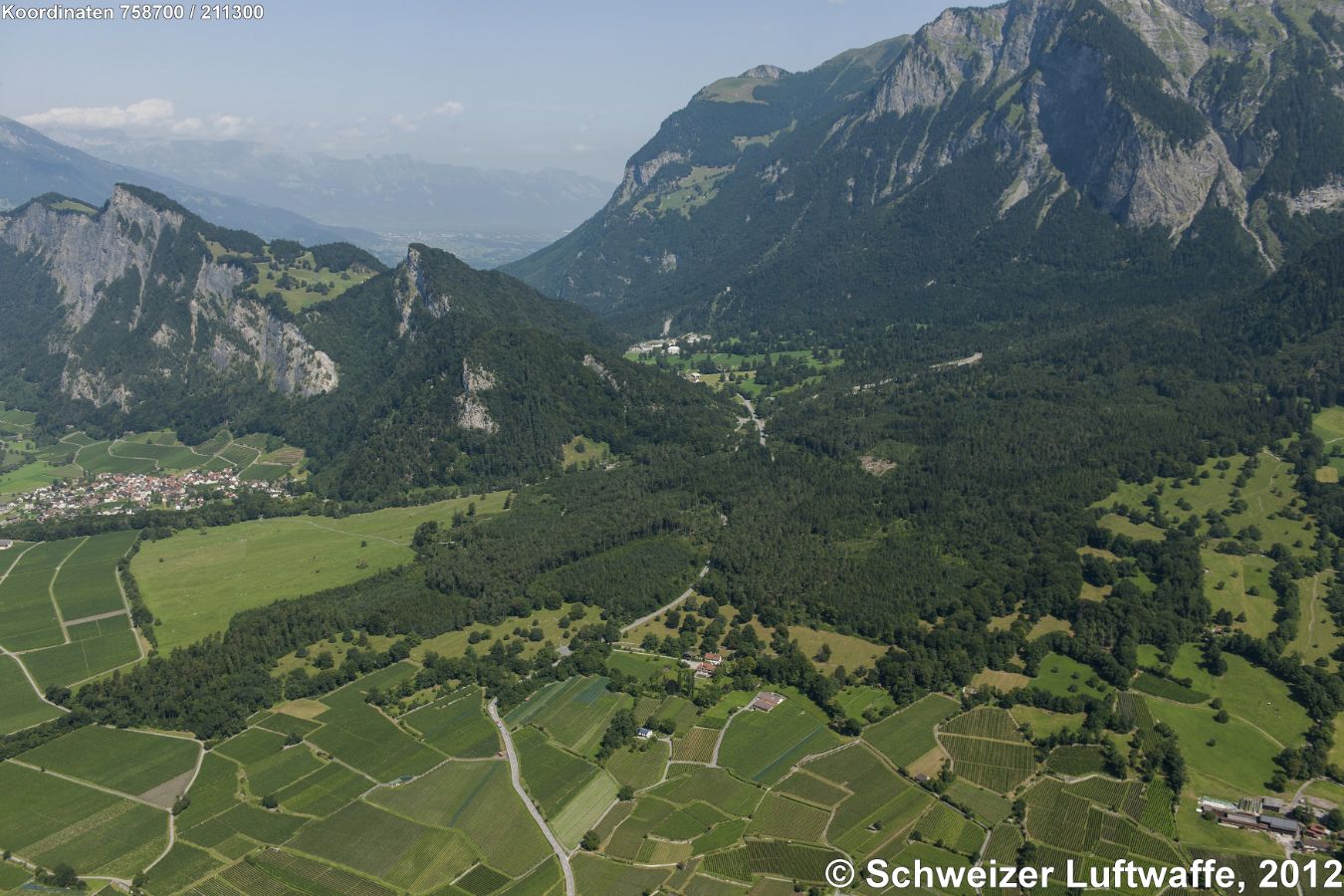 Fläsch (links im Bild). Übergang St. Luzisteig nach Balzers (Fürstentum Liechtenstein), im Hintergrund St. Galler Rheintal